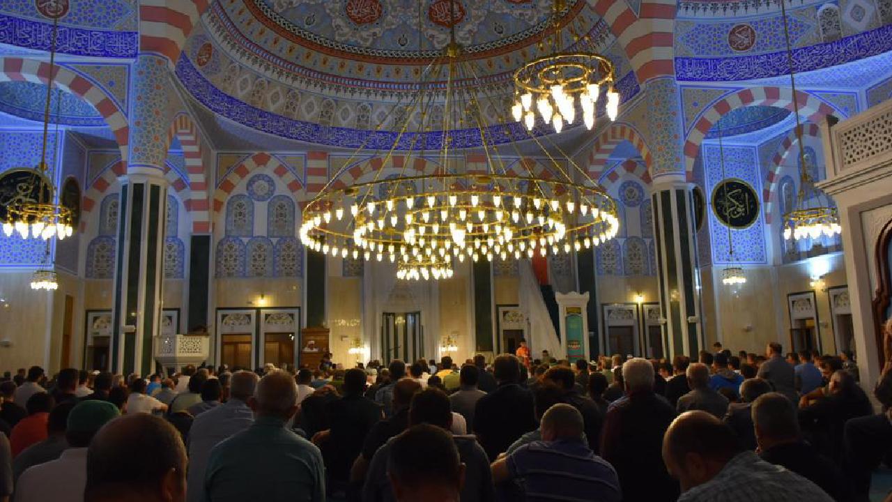 Regaib Kandili'nde Müslümanlar dualarını eksik etmeyecek