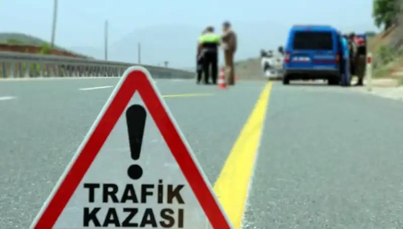 Otomobil ve Hafif Ticari Araç Çarpıştı: Korkunç Kazada 6 Can Kaybı