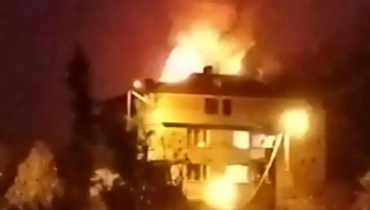 Saman Dolu Çatıda Büyüklükte Yangın: Mahalleli Sokağa Döküldü!