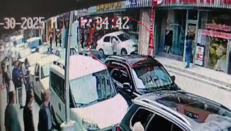 Son Dakika: Alkollü Sürücü Mağazaya Daldı, İki Çocuk Hayatını Kurtardı!