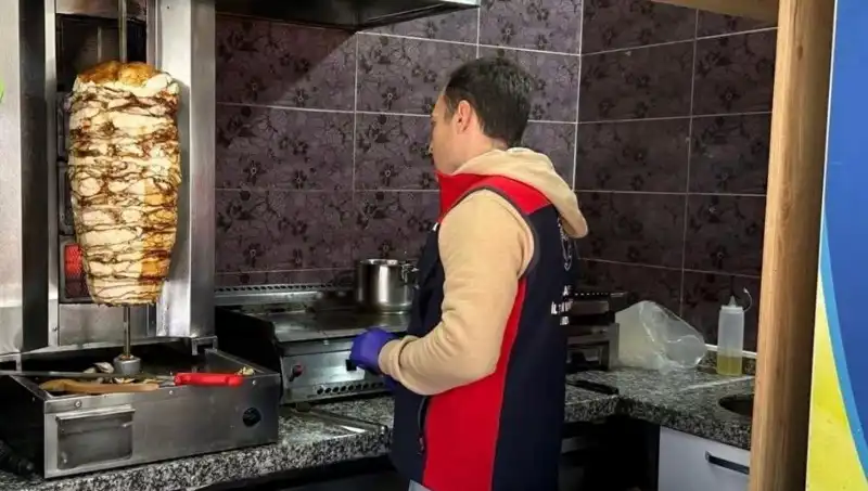 Tavuk Döner Alarmı: İşletmelere Baskınlar ve Denetimler Sürek Alevinde
