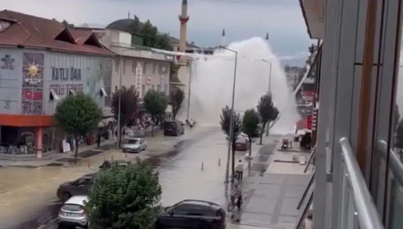 Şehirde Su Krizi: Patlayan Boru Sebebiyle Su Fışkırdı!
