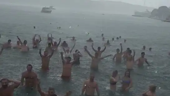 İstanbul'un Bebek Plajı'nda Yağmura Rağmen Denize Girenler!