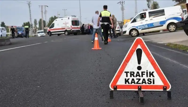 Antalya'da Ters Dönüş! Otomobil Kanala Devrildi, İki Kişi Yaralandı