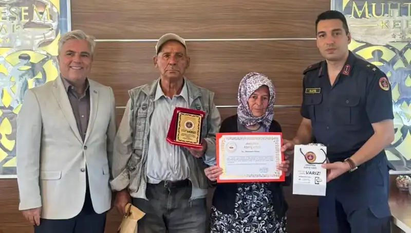 Zor Günler Geçiren Aile, Tek Varlıkları Olan Evi Jandarmaya Bağışladı