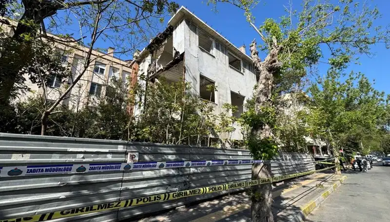 Bakırköy'de Kısmen Çöken Metruk Bina Deprem Sonrası Endişe Yarattı