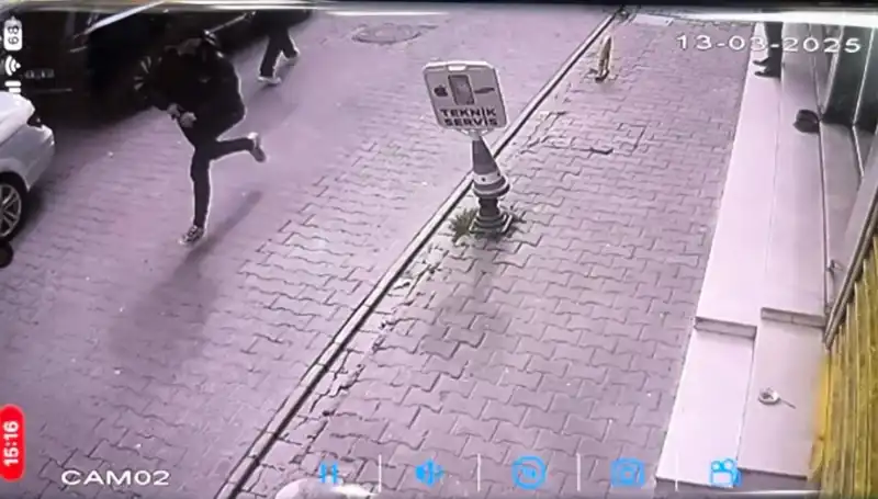 İstanbul'da Silahlı Saldırı Panik Yarattı: Bacağından Yaralanan Adam Hastaneye Kaldırıldı