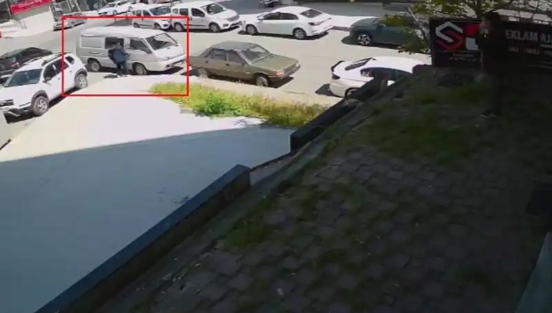 Aracını Çalmak İsteyen Hırsızı Suçüstü Yakaladı, Olay Kamera Kaydında!