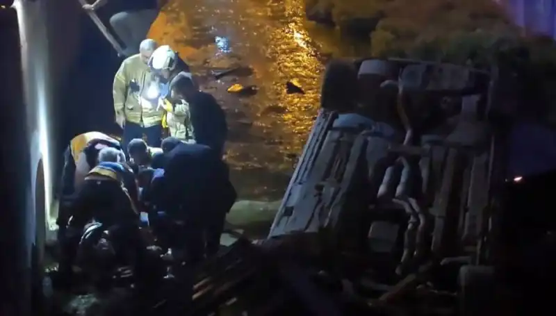 Sürücü Kaza Yaptı, Yaralıyı İtfaiye Kurtardı: Olayın Detayları