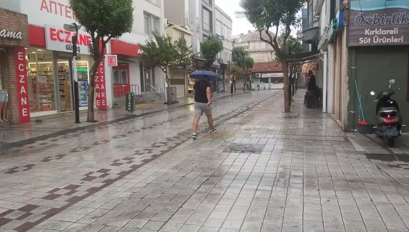 Kırklareli'nde Sağanak Yağış Hayatı Olumsuz Etkiledi, Fırtına Korkuttu