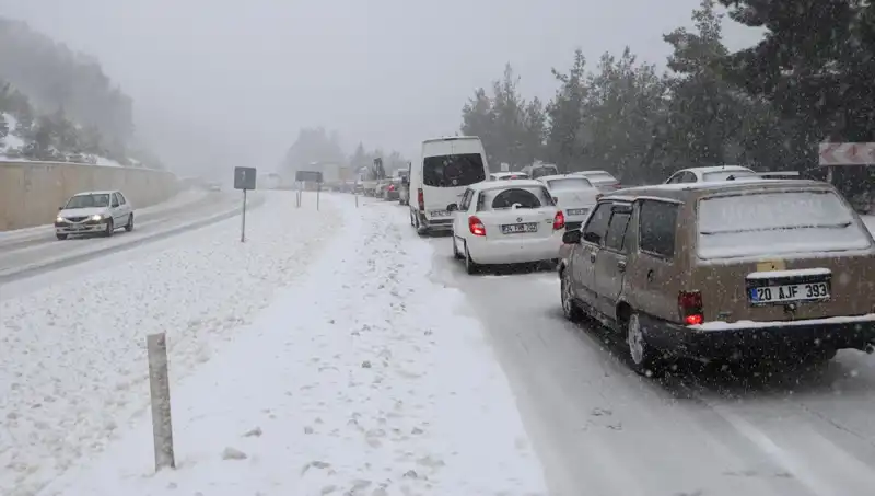 Kar Bastırdı: Denizli-Antalya Yolunda Trafik Felç Oldu!