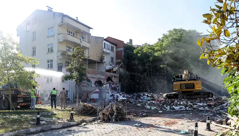 Sındırgı'da Sarsıcı Depremler: Artçı Şoklar Panik Yaratıyor