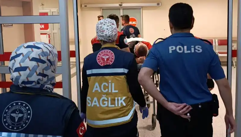 Acil Durum: Polis Ekipleri Kaza Geçirdi ve İki Kişi Yaralandı