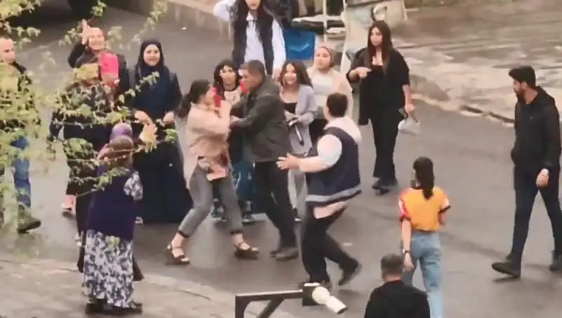 Adliye Önünde Skandal Kavga: Tekmeli Yumruklu Çatışma Gözleri Üzerine Çekti