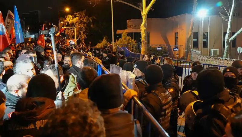 İstanbul'da Ekrem İmamoğlu Protestoları: 16 Polis Yaralı, 53 Gözaltı
