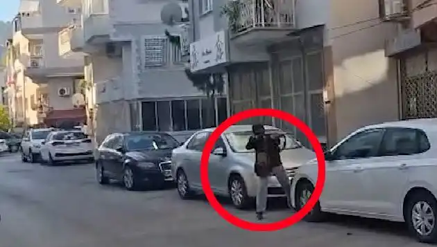 İzmir'de Gerilim: Saldırganla Çatışma Anları Güvenlik Kameralarına Yansıdı