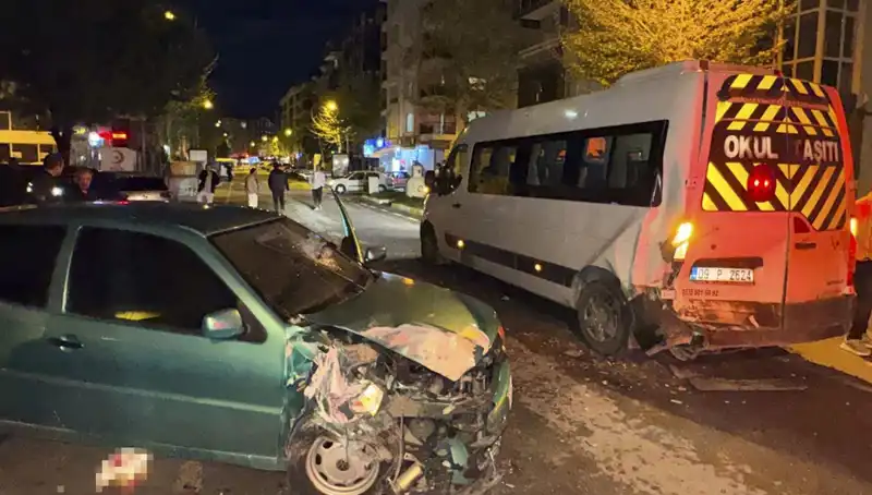 Otomobil Servis Minibüsüne Çarpınca 6 Kişi Yaralandı, Detaylar Şok Edici!