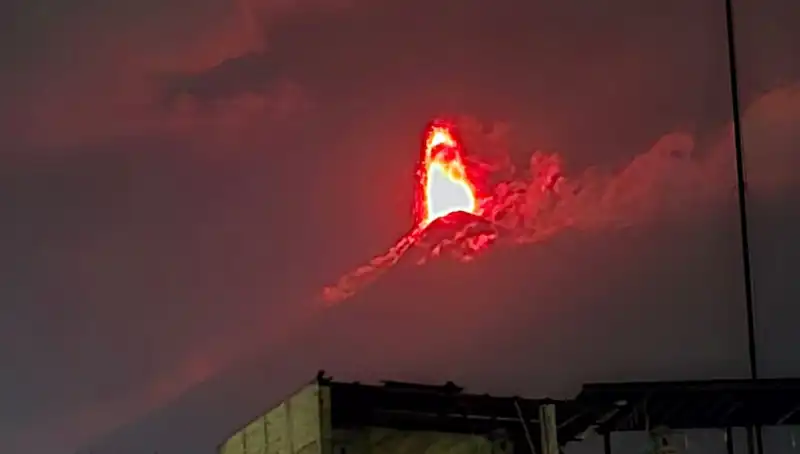 Fuego Yanardağı'nın Patlaması: 30 Bin Kişi İçin Tahliye Tehlikesi