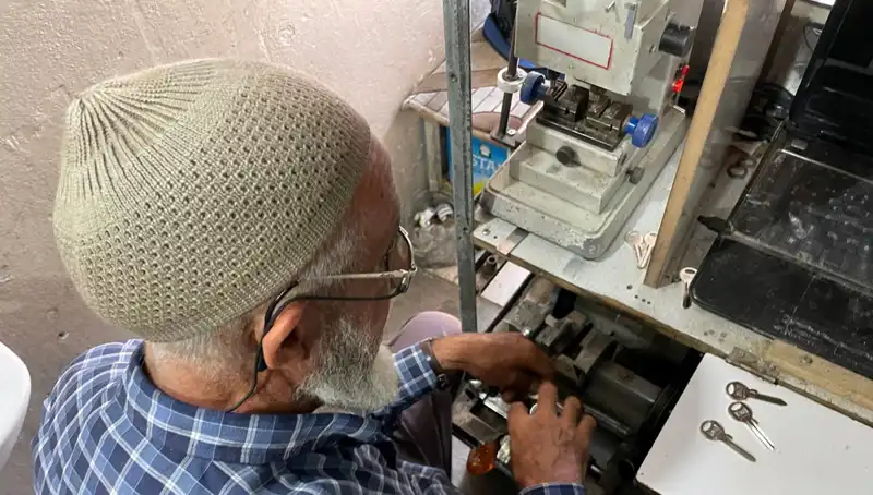 28 Yılda 4 Metrekarelik Dükkanı Sıfırdan Saraya Dönüştürdü