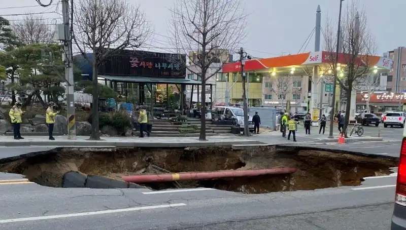 Güney Kore’de Motosikletin Yuttuğu Dev Çukur: Kayıp ve Yaralı Durumu Ciddileşiyor
