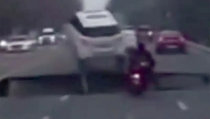 Güney Kore'deki Otoyolda Oluşan Dev Çukur, Motosikleti Yuttu!