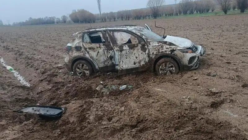 Otomobil Şarampole Devrildi: 2 Yaralı, Bölgedeki Durum Gözler Önünde