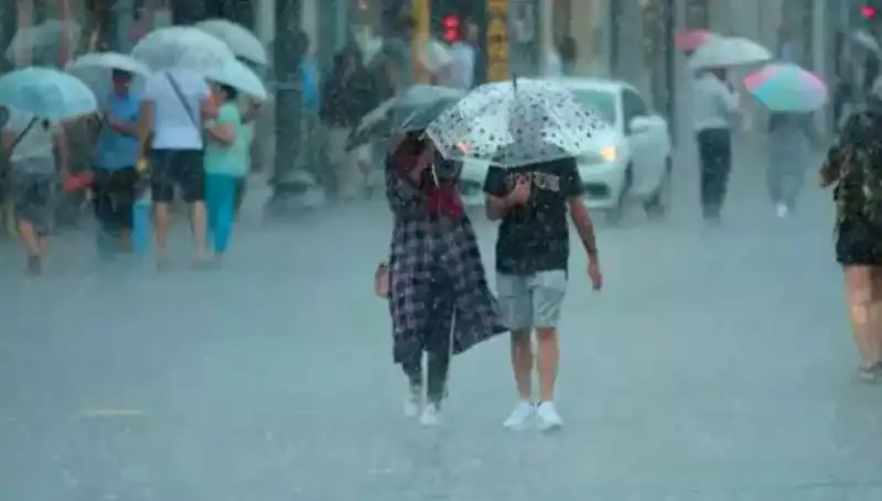 İstanbul'da Meteoroloji Uyarısı: Yangın Bölgesinde Kuvvetli Rüzgar, Şehirde Sağanak Yağış Bekleniyor