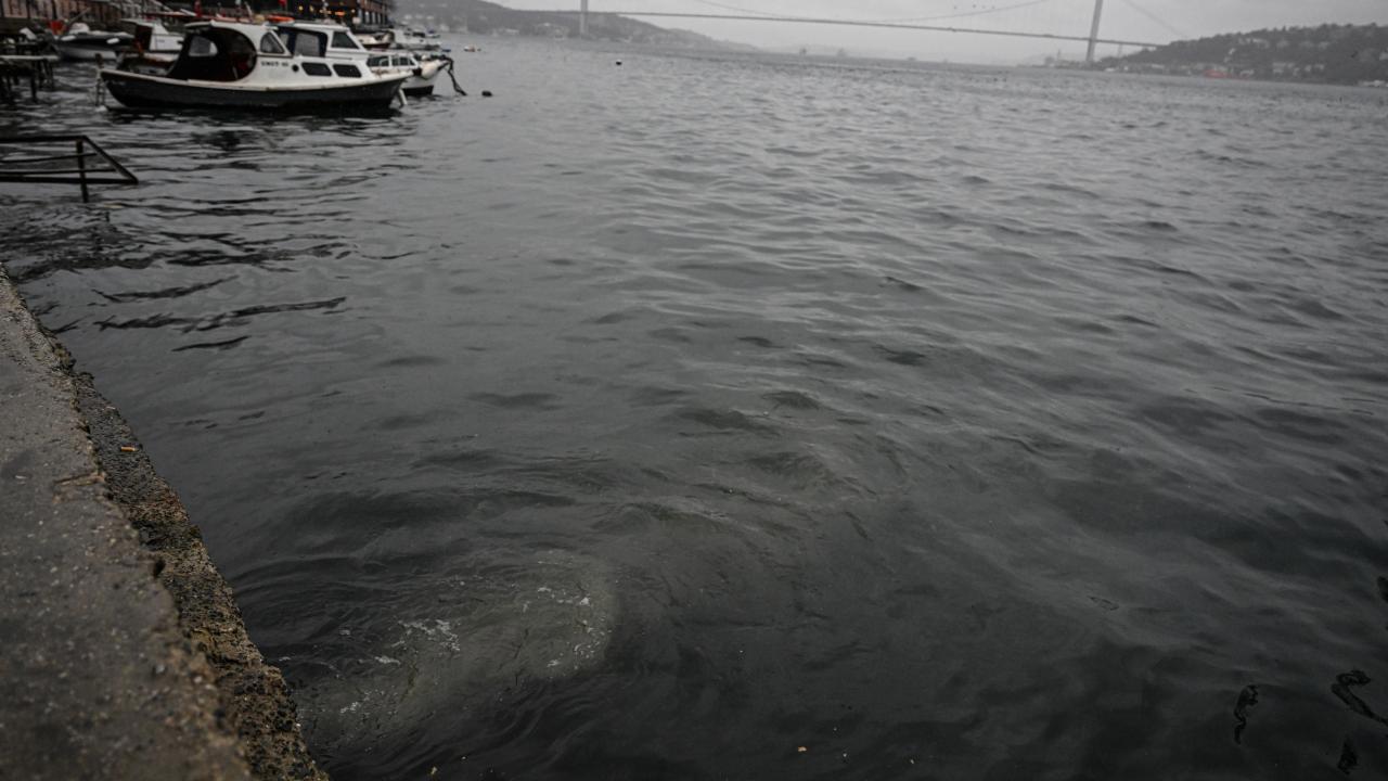 Üsküdar'da denize kanalizasyon suyu akıntısı