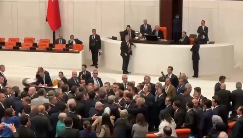 Mecliste Kavga Ortalığı Karıştırdı: Emekli İkramiyesi Tartışması