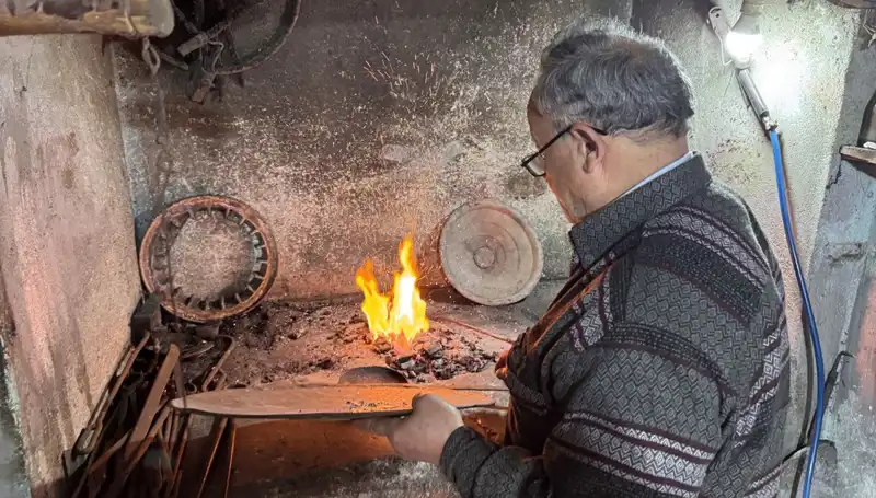 Dede Mesleği 20 Metrekarelik Dükkanda Yaşamaya Devam Ediyor