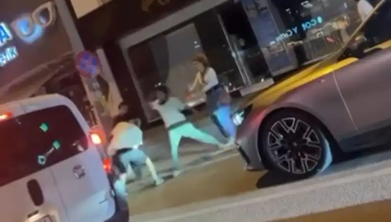 Cadde Boks Ringine Dönüştü: Sokaklarda Yumruklar Uçuştu!