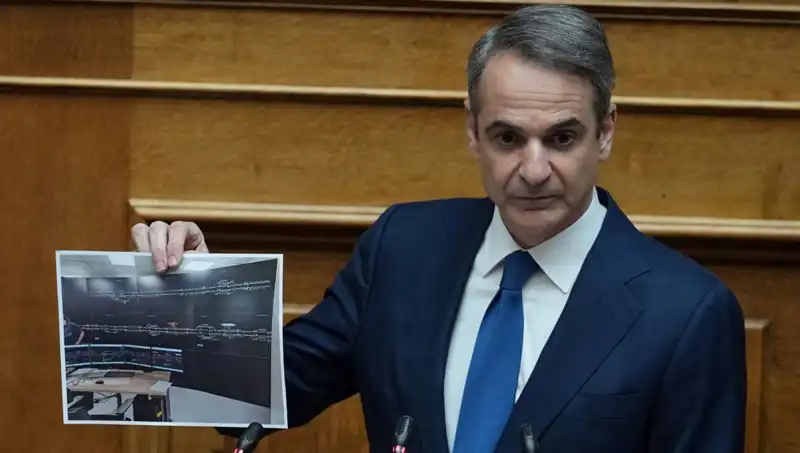 Yunanistan’da Siyasi Çalkantı: Miçotakis Protestolar Karşısında Direniş Gösteremedi