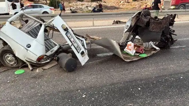 Bariyere Çarpan Araç Hurda Yığınına Döndü: Korkunç Kaza Sonucu Bir Ölü, Bir Yaralı