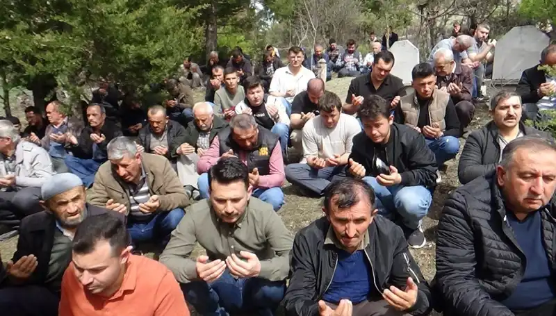 Köy, Efsane İsimleriyle Tanınan Hocalarını Gözyaşlarıyla Uğurluyor