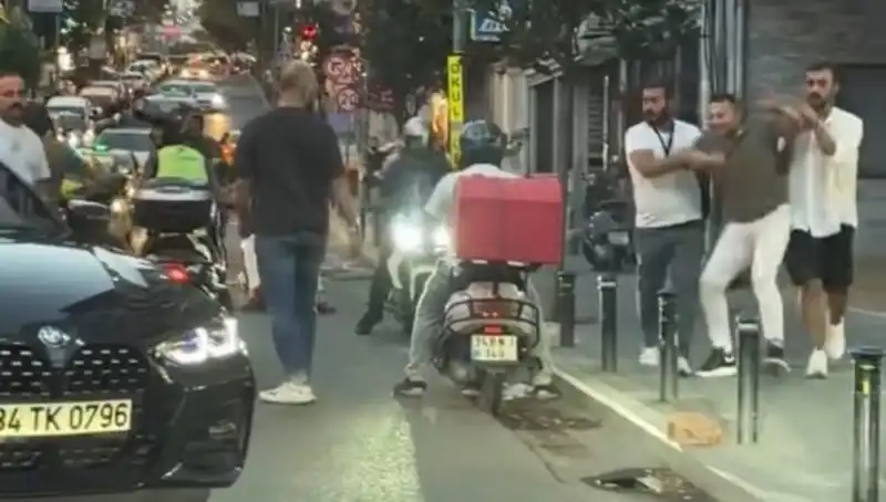 Nişantaşı'nda Trafik Kavgası: Kadının Üzerine Sopayla Yürüyen Adamın Hikayesi