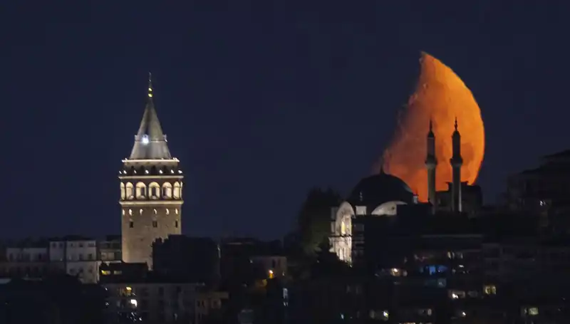 İstanbul'un Gözdesi: Yarım Ay Şeklindeki Güzellik Geceyi Aydınlattı