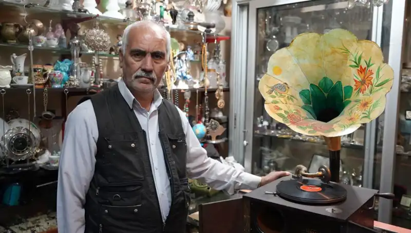 44 Yılın Birikimi: Antikacı Klasik Gramofonlarıyla Geçmişi Yaşıyor