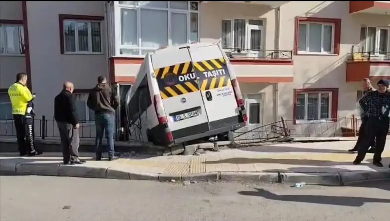 Okul Servisi Kontrolünü Kaybederek Balkona Girdi: İki Öğrenci Yaralandı