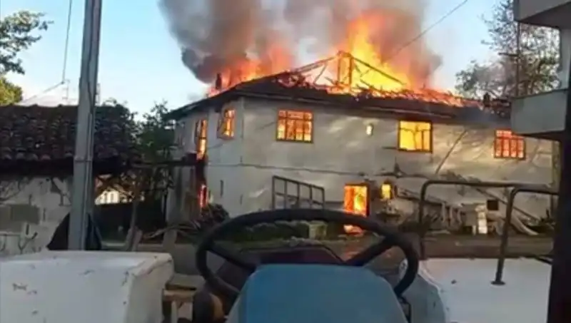 İki Katlı Evde Çıkan Yangın Köylüler Arasında Panik Yarattı