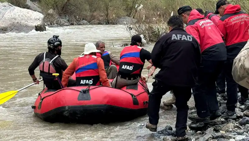Zap Suyu Kenarında Mahsur Kalan 4 Kişi Kurtarıldı: Dram İle Dolu Bir Kurtarma Operasyonu