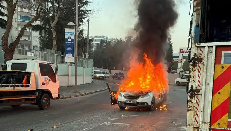 Korkunç Kaza: Alev Topuna Dönüşen Araç Diğer Otomobillere Çarptı