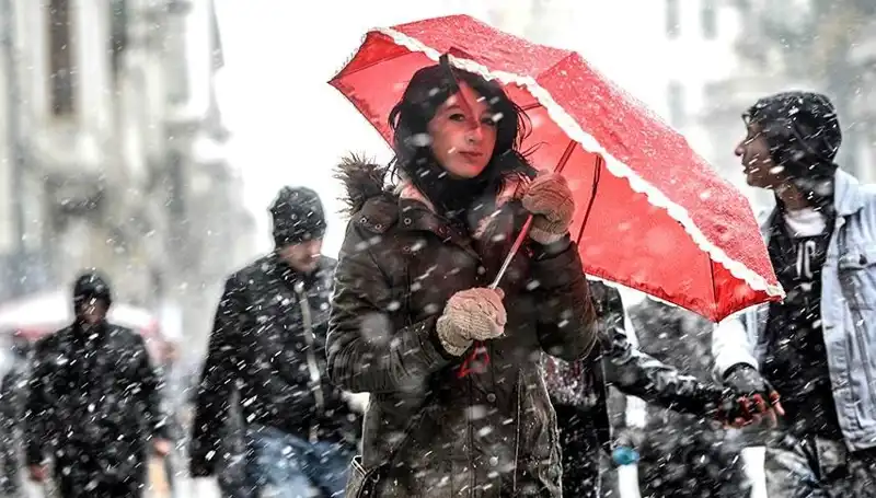 İstanbul'da Soğuk Hava Dalgası Geldi: Sıcaklık 20 Derece Birden Düşecek!