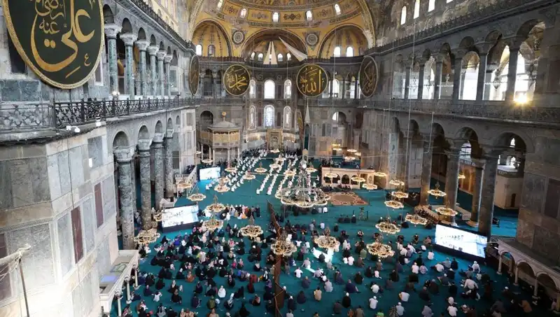 Ayasofya'nın Kapısını Kıran Sanığa Verilen Hapis Cezası Büyük Tartışma Yarattı