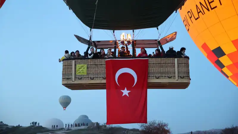 Kapadokya'da 23 Nisan Coşkusu: Balonlar Türk Bayraklarıyla Gökyüzünü Süslüyor