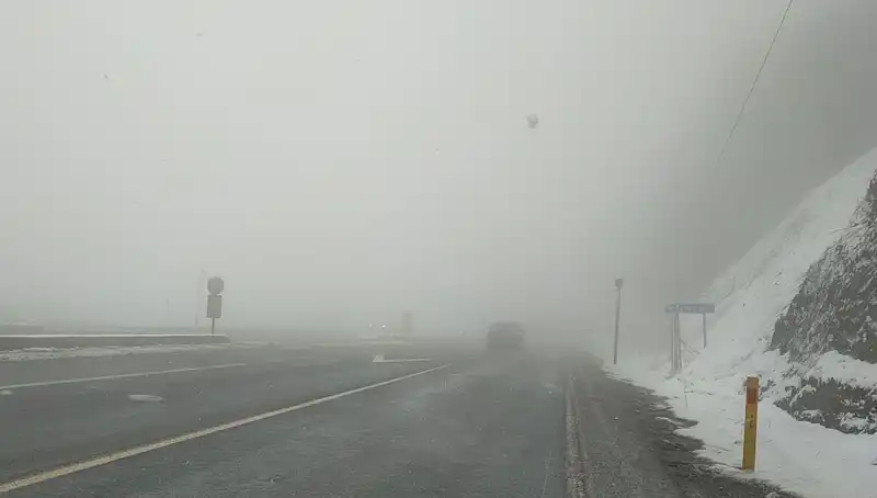 Bolu Dağı'nda Kar ve Sis Ulaşımı Zora Soktu: Sürücüler Dikkat!