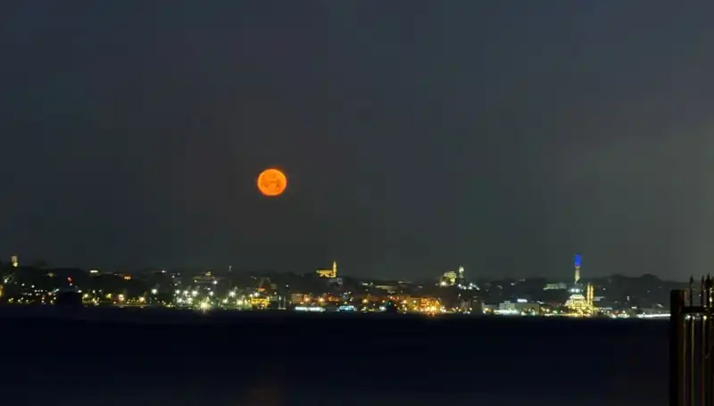 Çilek Dolunayı İstanbul'u Aydınlattı: Hayranlık Uyandıran Manzaralar
