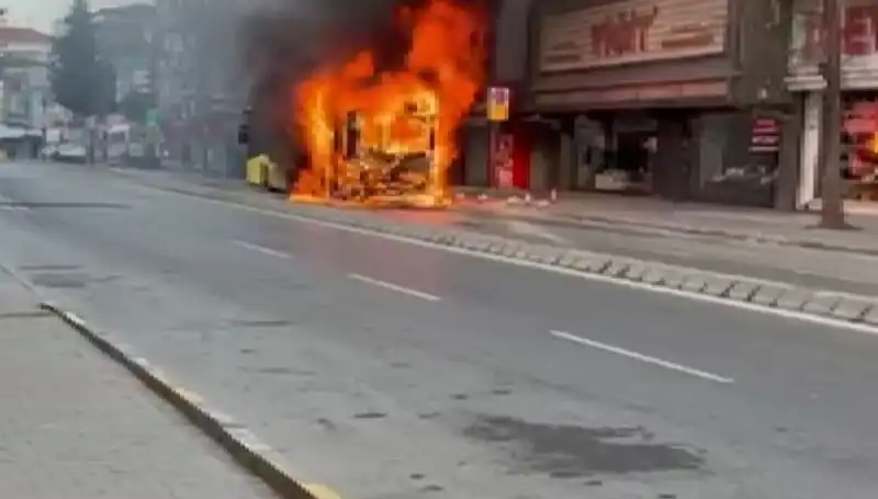 Ümraniye'de Yangın Paniği: Aniden Alev Alan Bina Halkı Korkuttu