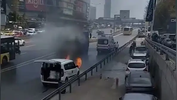 Yangın Tehlikesi: Yanan Arabaya TOMA ile Müdahale Edildi!