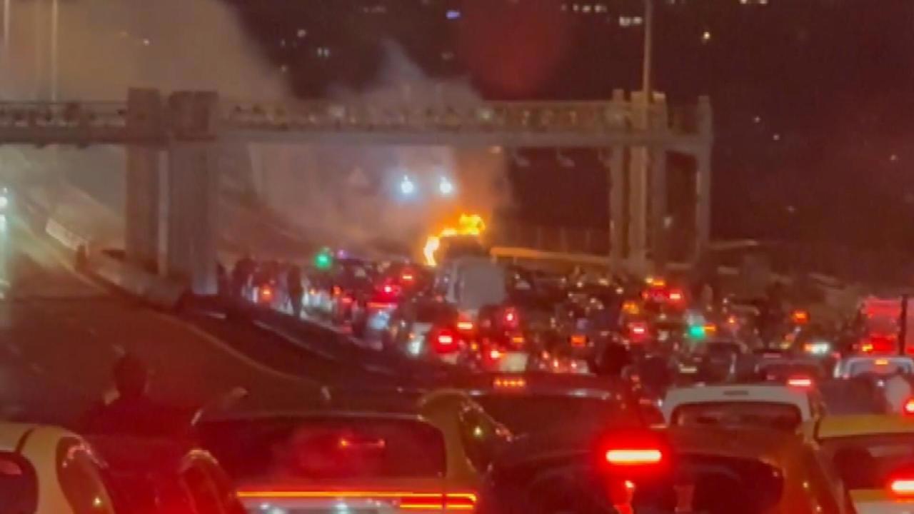 Şehitler Köprüsü'nde Otomobilde Yangın Çıktı