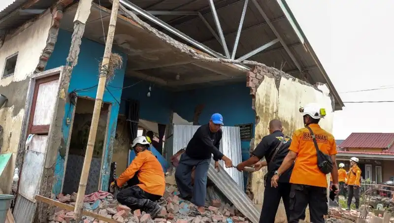 Endonezya'da 5,7 Büyüklüğünde Deprem: 8 Ev Yıkıldı, Panic Yaşandı